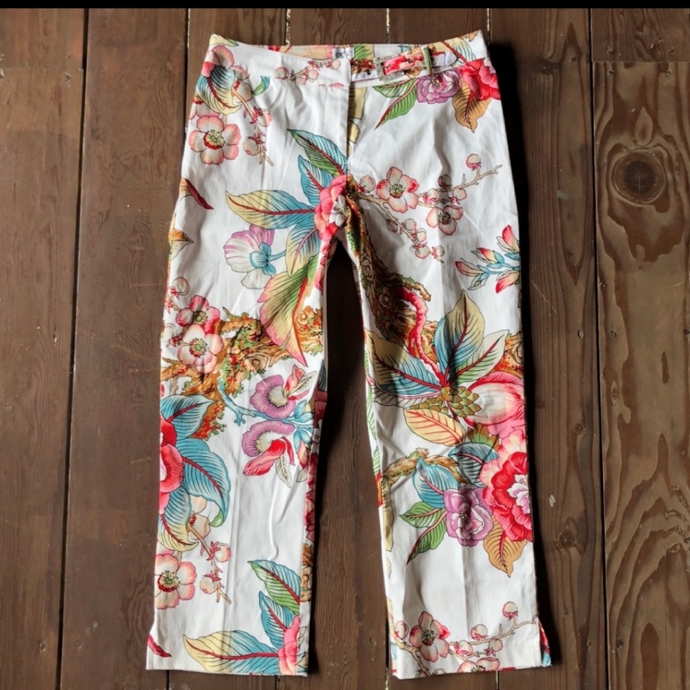 Cache foral capri style with rhinestone buckle.